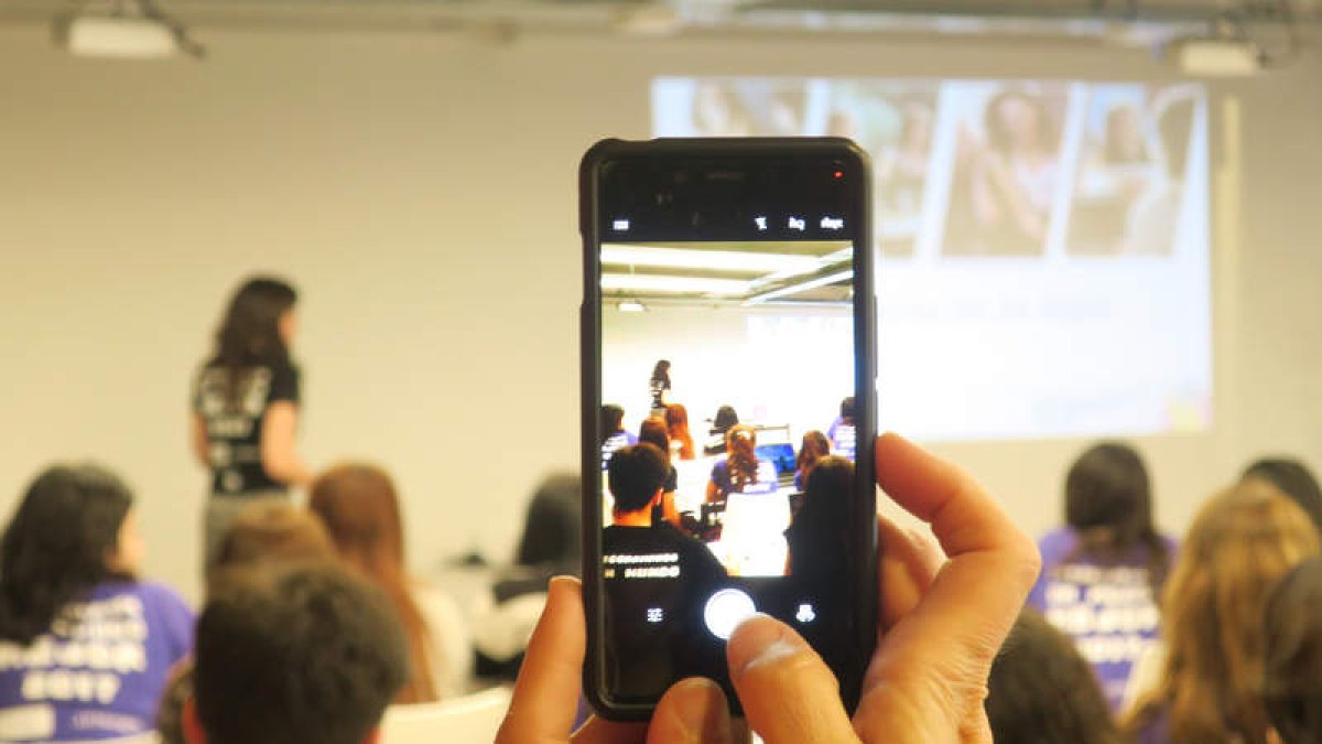 El móvil se ha convertido en una extensión de la vida personal, social y laboral. MARINA GUILLÉN
