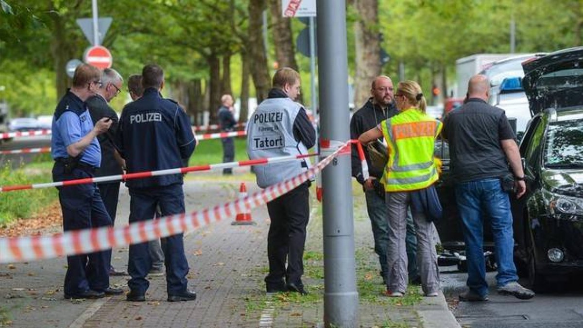 Agentes de policía aseguran el lugar donde ha sido abatido el agresor, este jueves, en Berlín.
