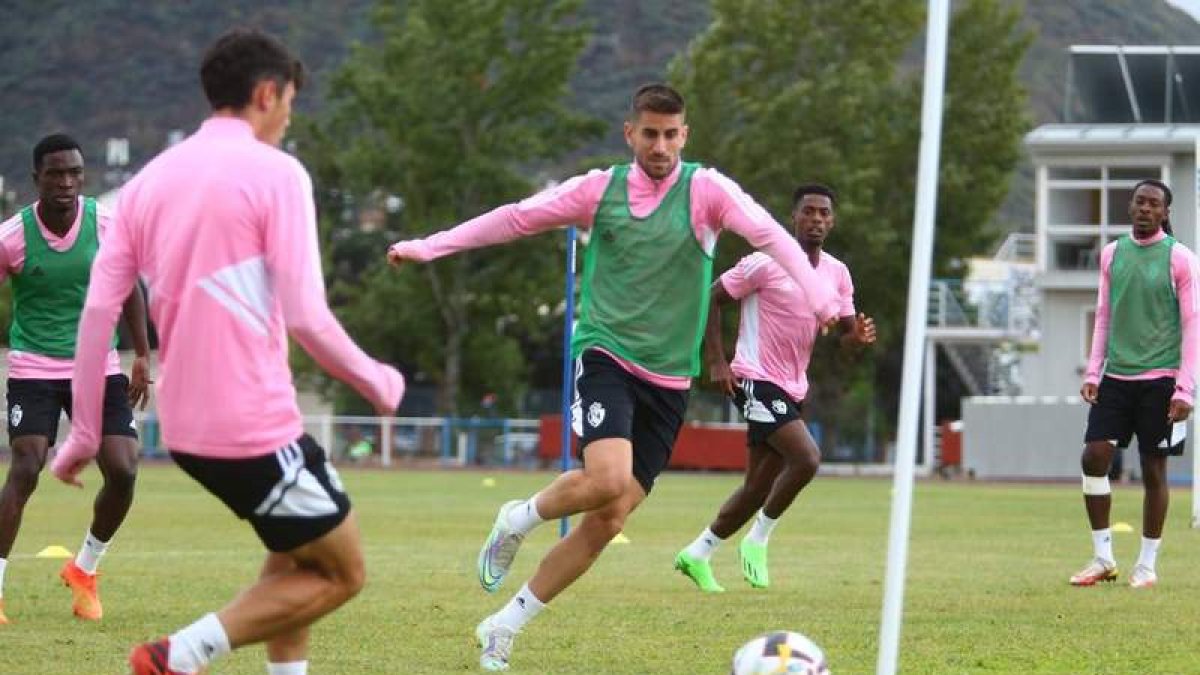 La Deportiva Ponferradina entrenó ayer en el Colomán Trabado después de casi siete años sin pisar esa instalación. SDP