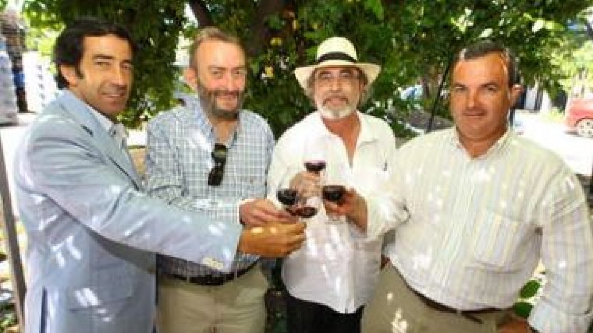 Juan Mora, Javier Izquierdo, Pedro García Trapiello y Ricardo del Río, ayer en Villadecanes.