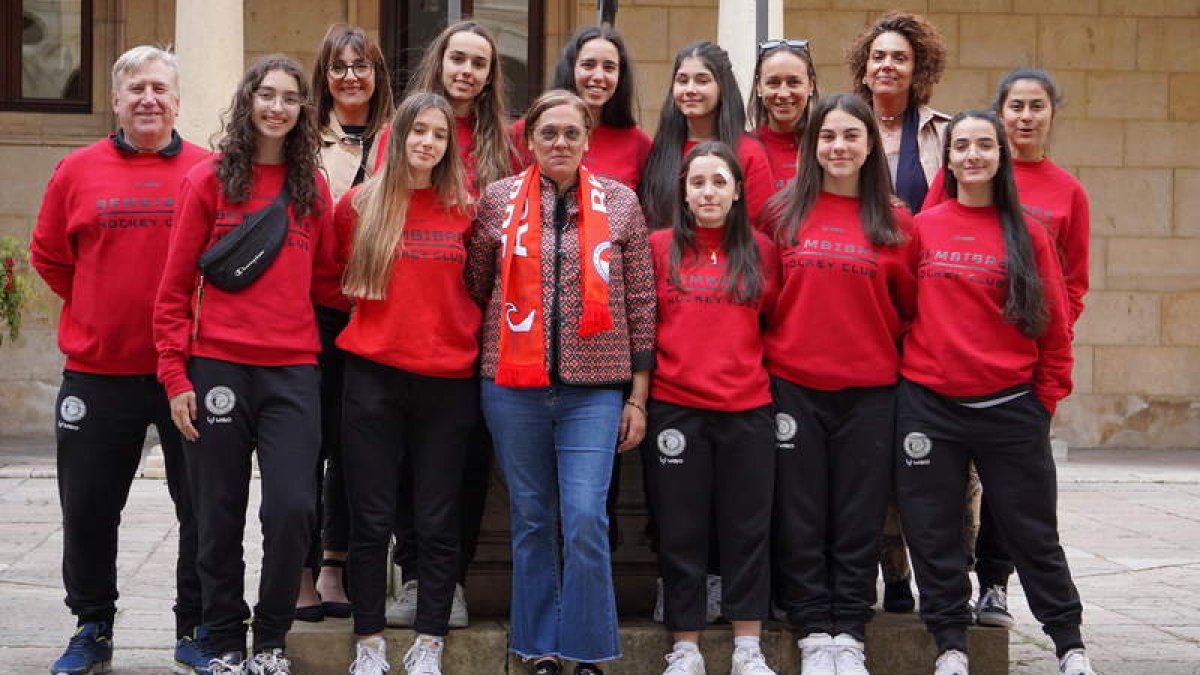 Foto de familia del Bembibre Hockey Club junto a la diputada de Deportes Susana Folla. J. NOTARIO