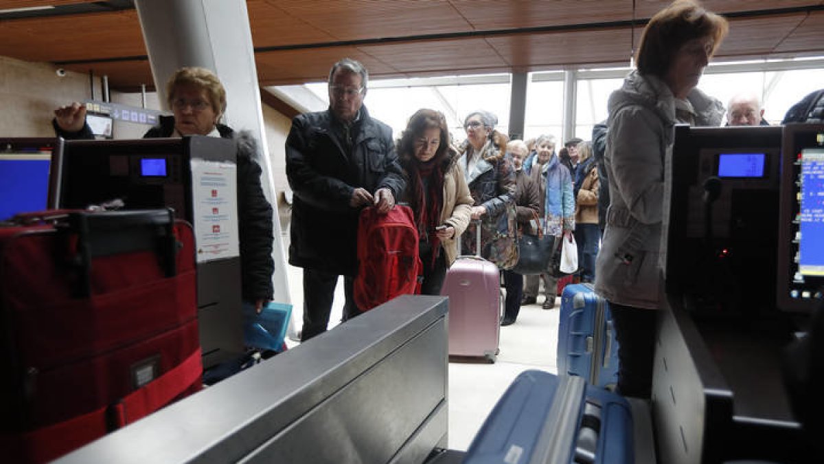 Imagen de un grupo de viajeros en el aeropuerto de Léon. JESÚS F. SALVADORES
