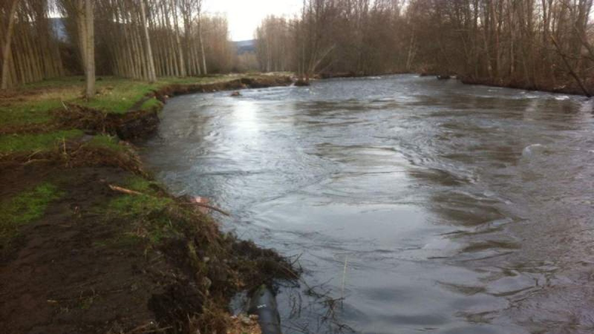 La crecida del río se ha llevado por delante buena parte de la tierra que sostenía la red de suministro. m.á.c.