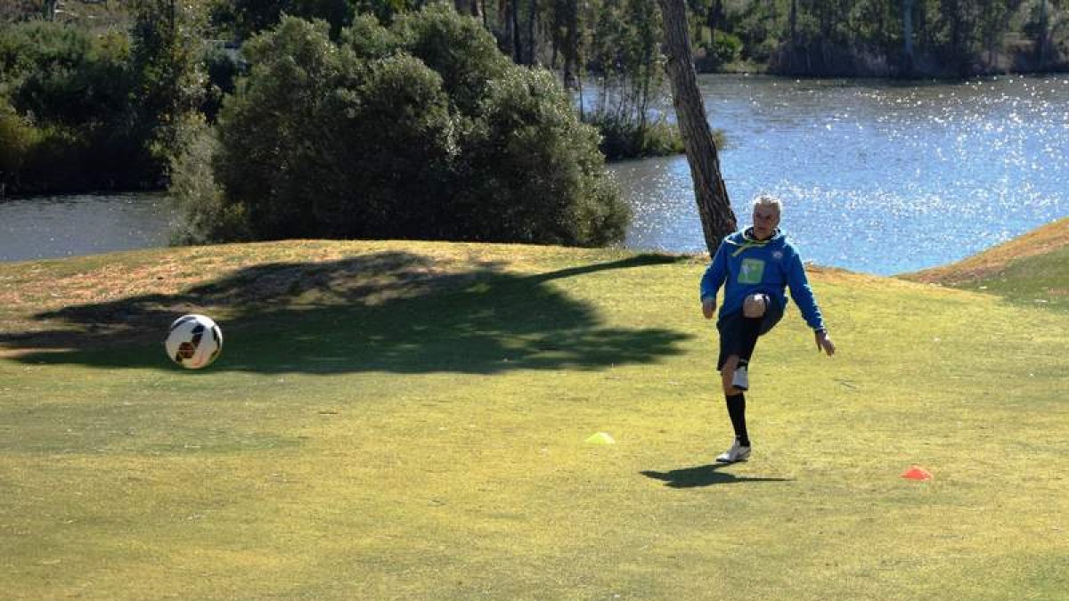 Un momento activo del deporte del footgolf en el campo de juego de Azadinos. DL