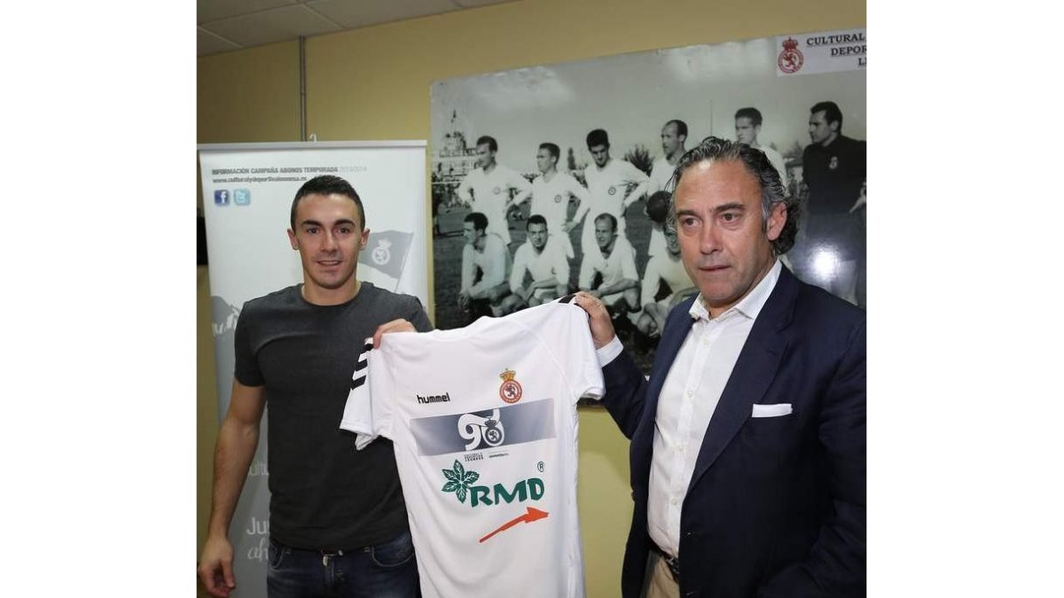 Mario Villar, a la izquierda, y Felipe Llamazares en un momento de su presentación.