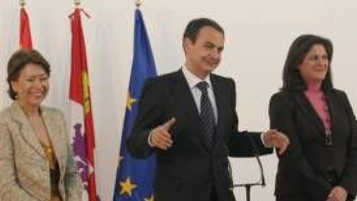 Zapatero compareció en rueda de prensa acompañado de Magdalena Álvarez y María Antonia Trujillo