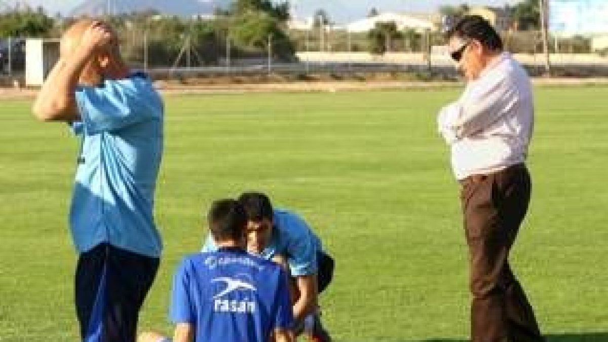 Más tarde quedó en manos de los fisios y hasta el presidente blanquiazul se interesaba por su estado