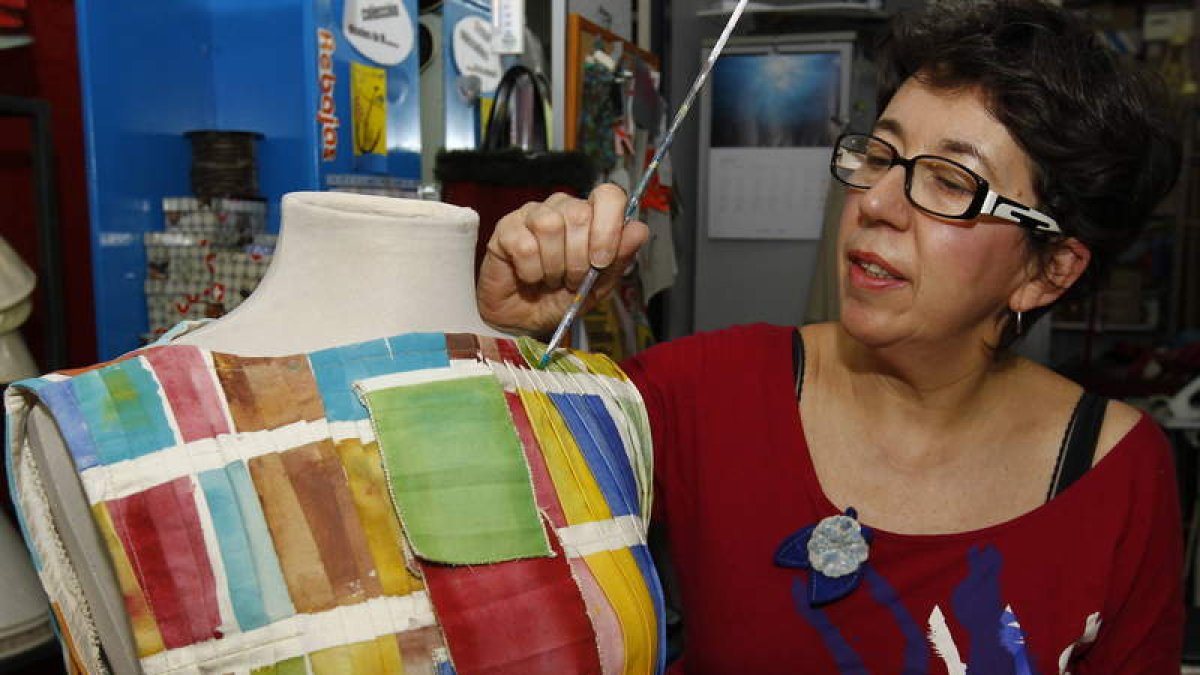 María Teresa es una artesana textil que elabora todas sus colecciones a mano y utilizando tejidos naturales.