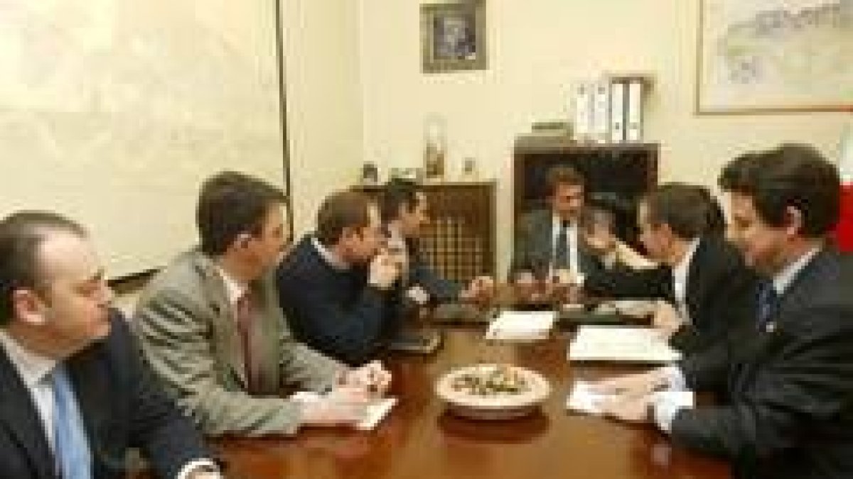 Imagen de archivo de la reunión de representantes de todos los partidos para perfilar la fundación