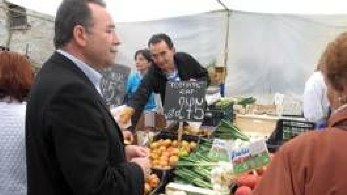 Ricardo compra el pan en un establecimiento próximo a su domicilio