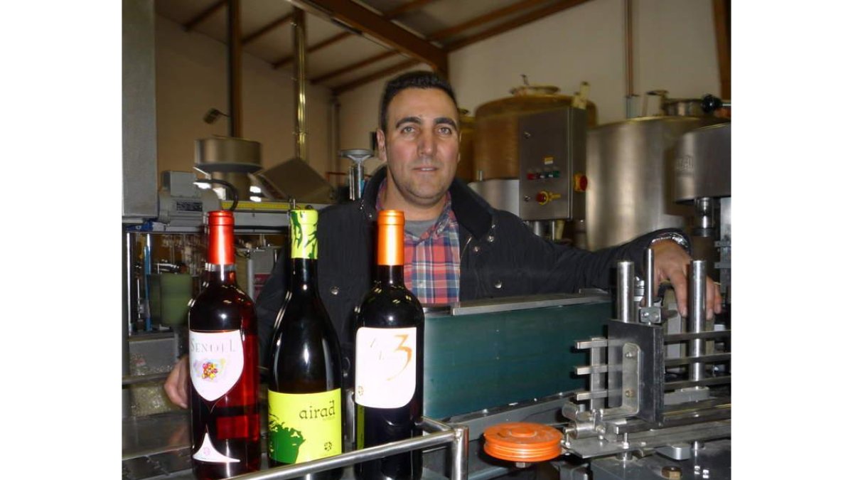 Ángel Peláez,en la bodegade Grajal dela Ribera enla que vienedesarrollandouna parte desu actividad.