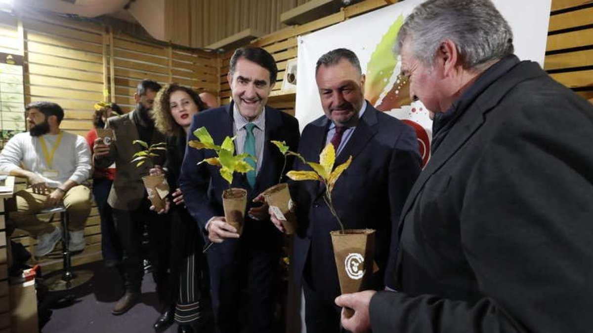 Quiñones, Morán y Valcarce, ayer, tras atender a los medios en Biocastanea, con plantas de castaños. ANA F. BARREDO