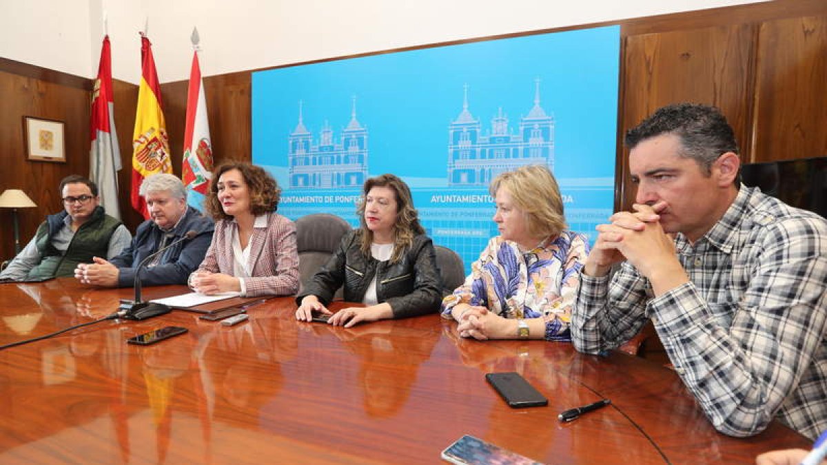La alcaldesa, junto al micrófono, se despidió ayer rodeada de su equipo de concejales. L. DE LA MATA
