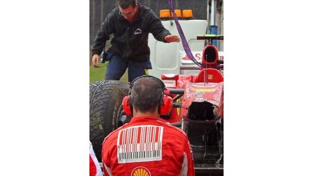 La grúa se lleva el coche de Alonso.