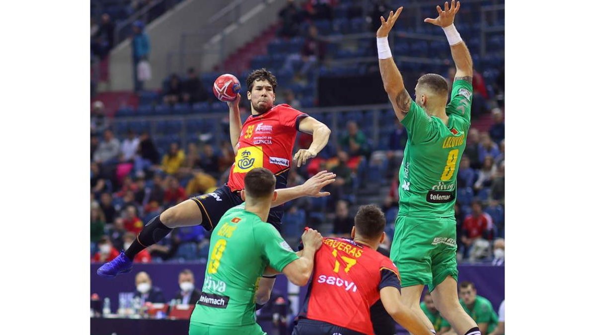 España comenzó con dudas su partido ante Montenegro, pero logró imponerse. LUKASZ GAGULSKI