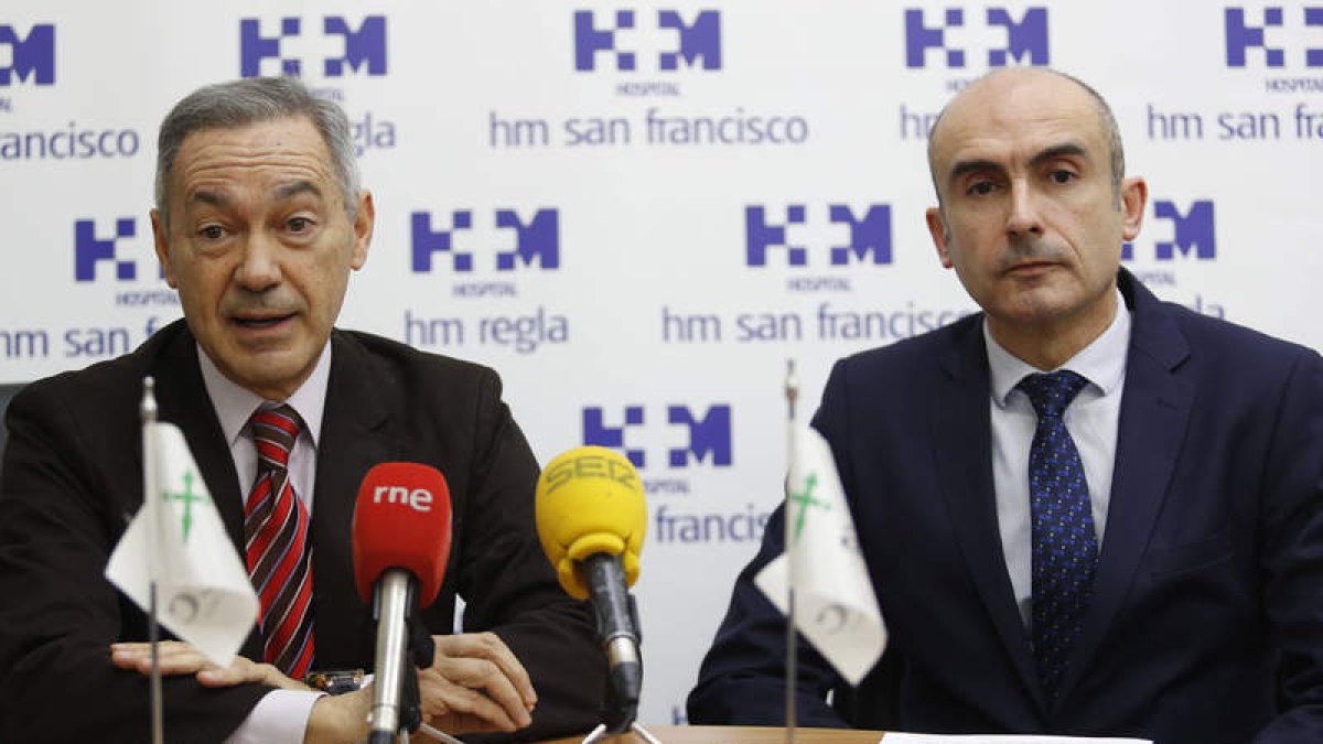 Serafín de Abajo Olea y Jesús Sanz, director de HM Regla, ayer en la rueda de prensa. JESÚS F. SALVADORES