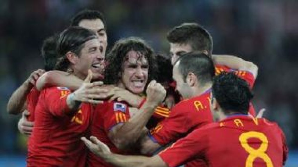 Los jugadores españoles celebran el gol que consiguió Puyol, al que abrazan eufóricos.