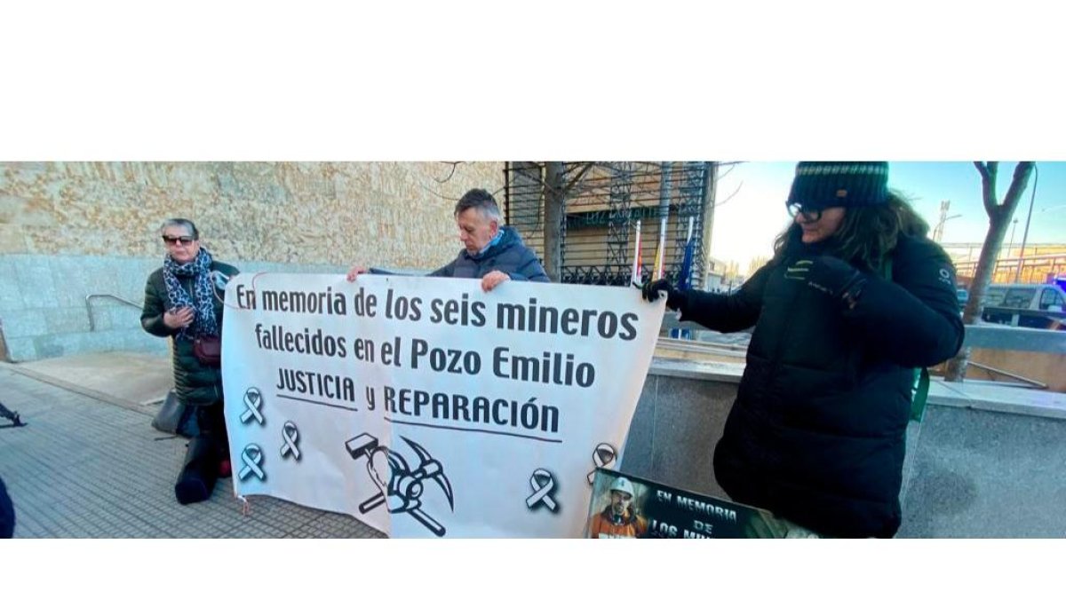 Cartel en memoria de los mineros fallecidos en el Pozo Emilio. RAMIRO