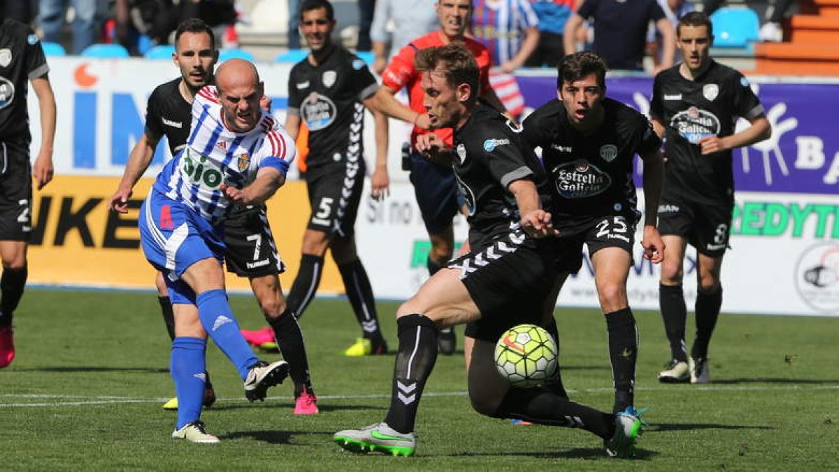 Vullnet Basha, el mejor jugador del choque, fue el autor del gol que abría el camino de una victoria trascendental para el conjunto blanquiazul. L. DE LA MATA