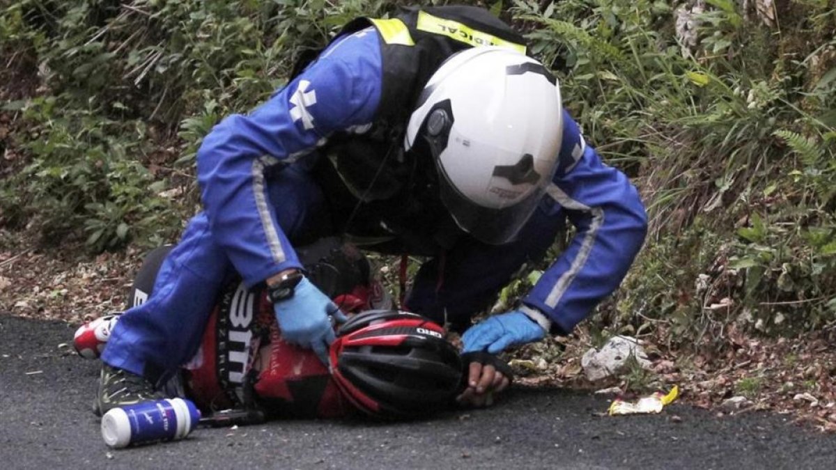 Richie Porte, atendido tras caer.