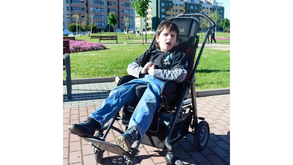 Iker con la silla que ha conseguido gracias a la solidaridad de los burgaleses. RICARDO ORDÓÑEZ