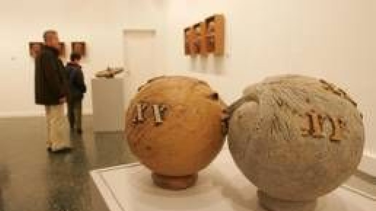 La imagen muestra algunos de los trabajos que Gerardo Queipo expone en la Casa de Cultura