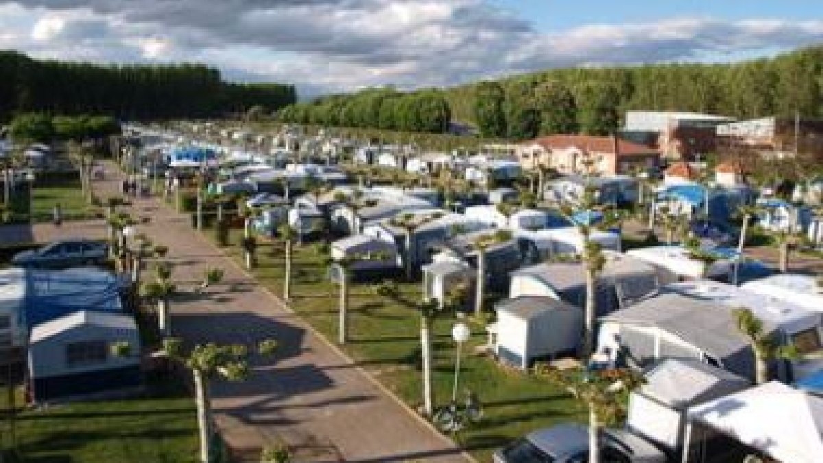 El cámping de Hospital llega a acoger los fines de semana de verano hasta 800 personas.
