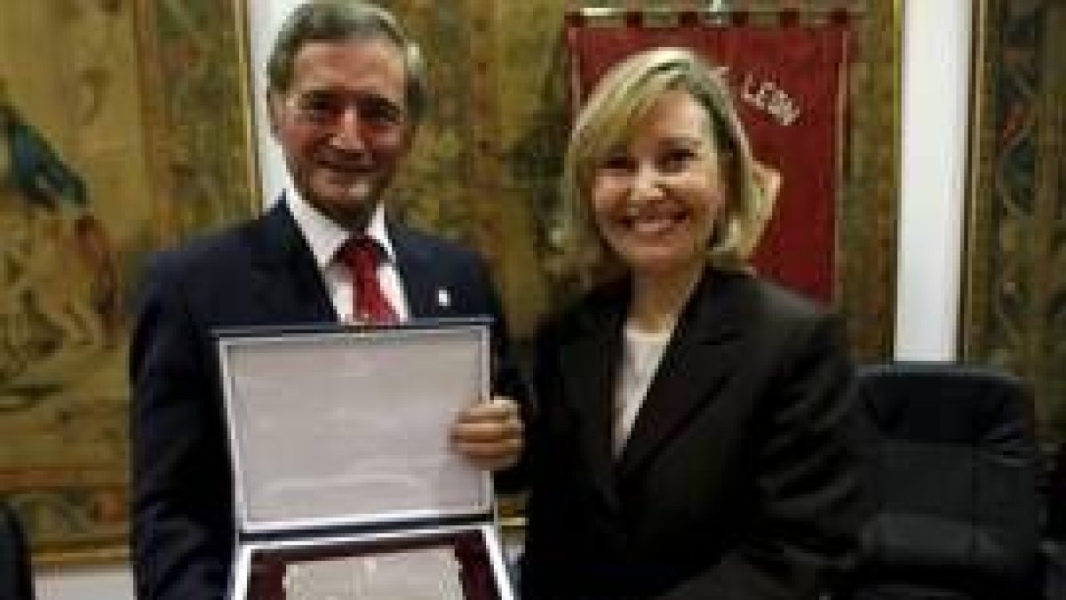 Amparo Valcarce entregó a Fermín Carnero la placa recordando el homenaje