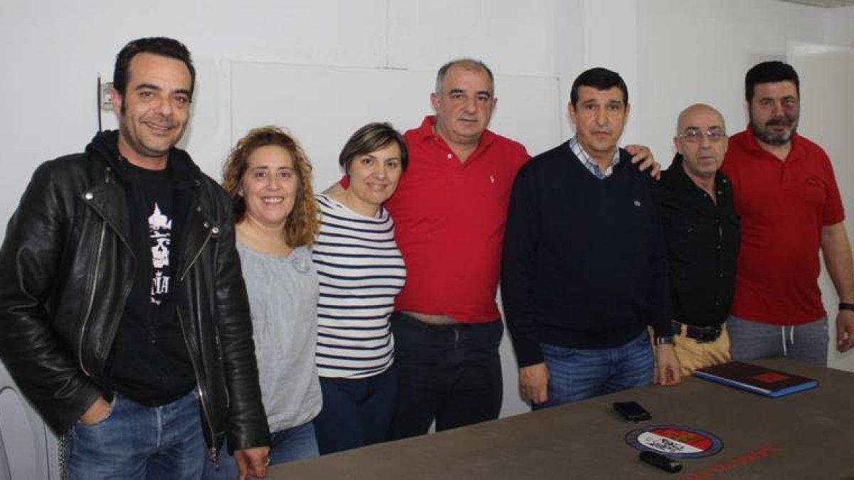 La junta directiva del Bembibre presentó su dimisión. DL