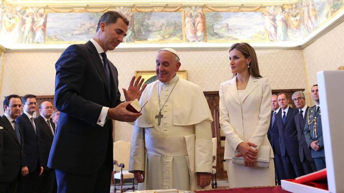 El papa Francisco intercambia regalos con el rey Felipe VI y la reina Letizia durante una audiencia privada en el Vaticano hoy