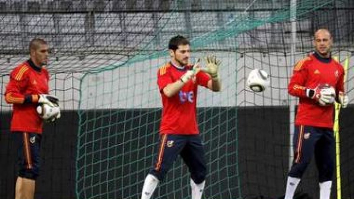 Víctor Valdés, Casillas y Reina, en el entrenamiento vespertino de ayer de la selección española.