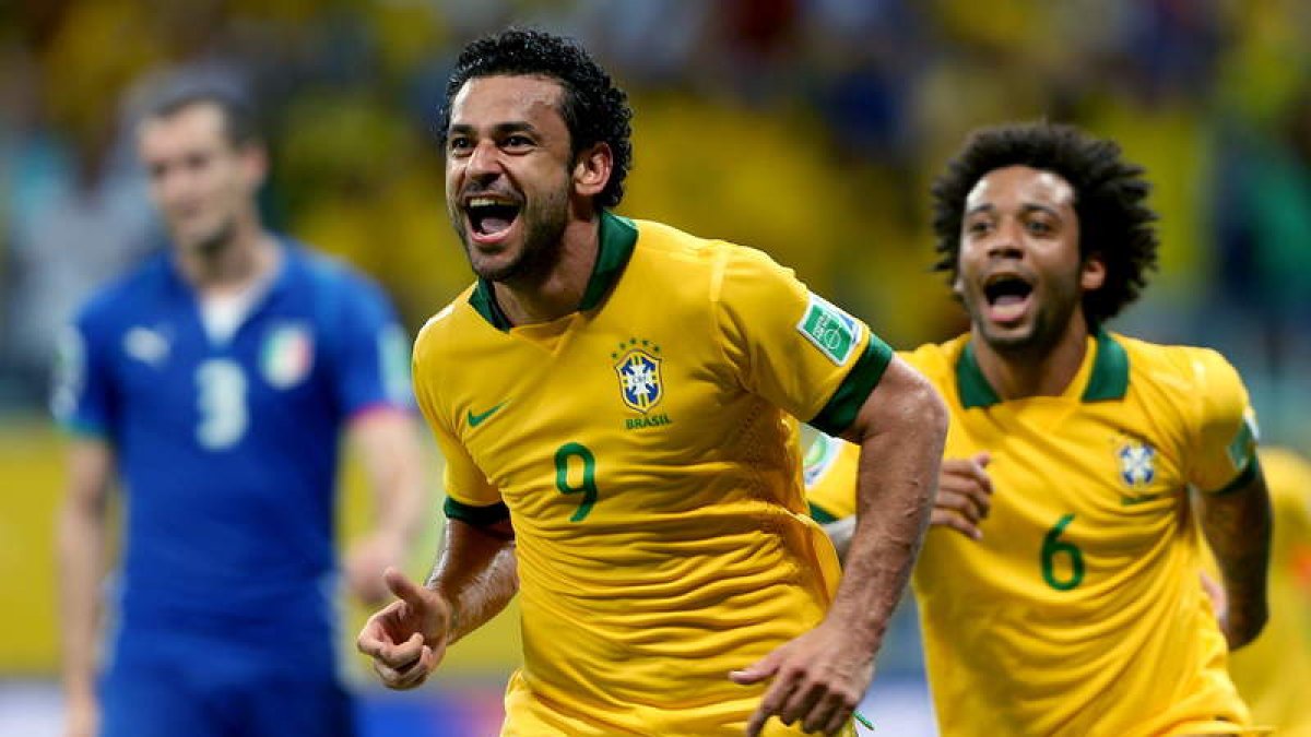 El brasileño Fred celebra su gol seguido de su compañero, el madridista Marcelo.