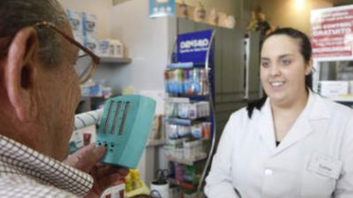 Un usuario realiza una espirometría en una farmacia de León.