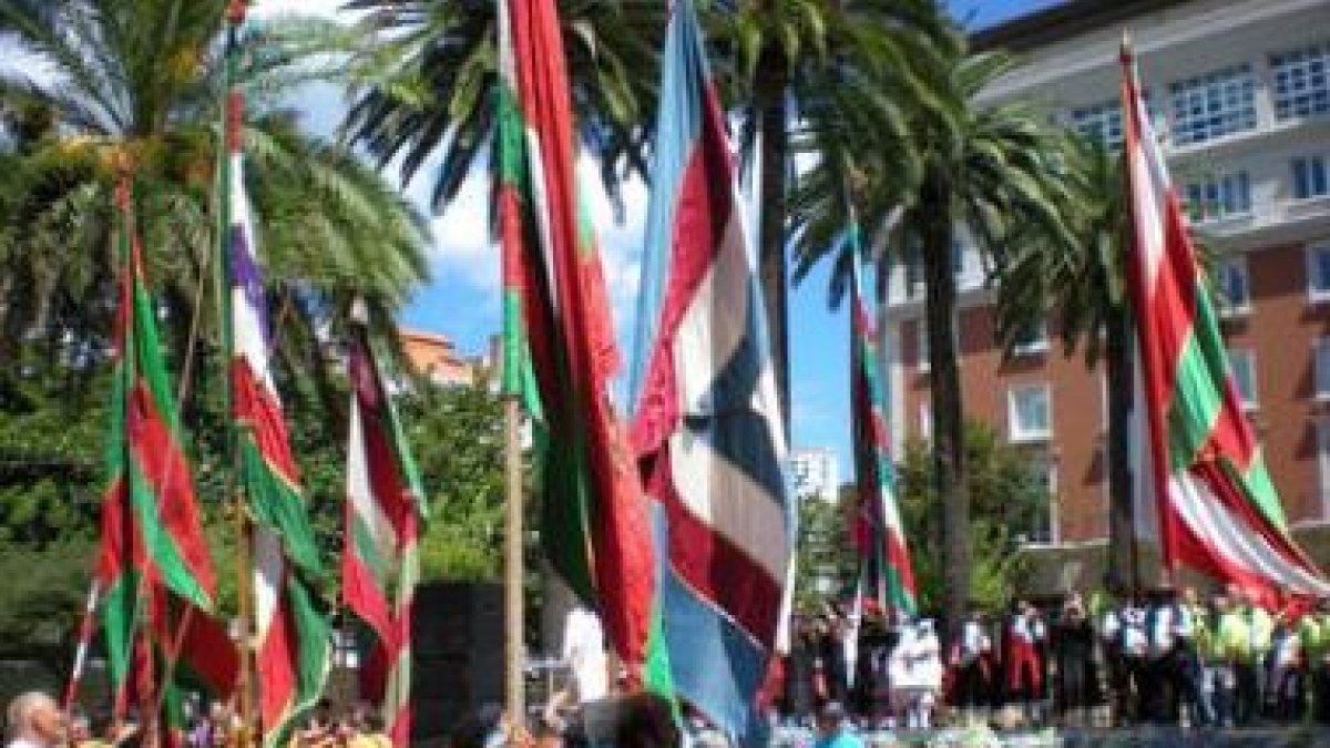 Imagen de los preparativos del certamen de casas regionales en la Casa de León.