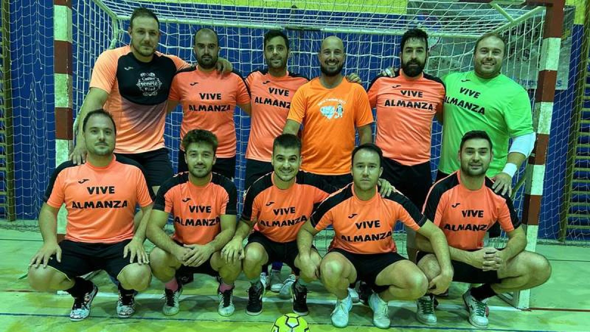 Formación del equipo Vive Almanza que disputa la Liga Veteranos Fútbol Sala León. DL