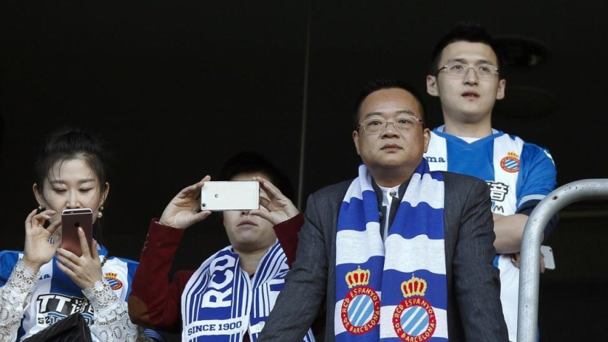 El principal accionista del RCD Espanyol el chino Chen Yansheng  en el palco durante un partido del equipo