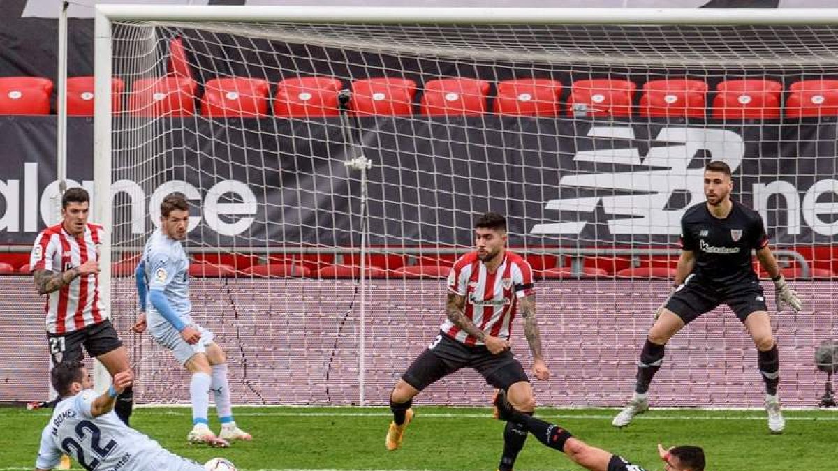 Maxi Gómez intenta un lanzamiento ante varios rivales del Athletic. JAVIER ZORRILLA