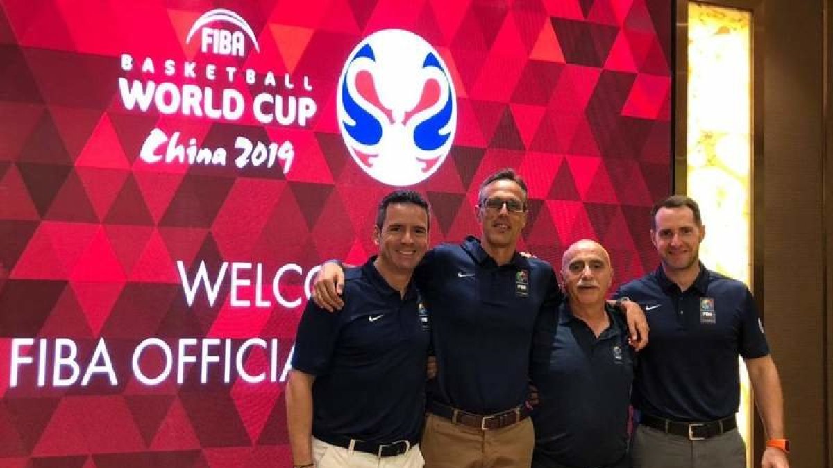 Vaquera con los árbitros españoles en el Mundial, Conde y Castillo y el psicólogo Fiba, Chema Buceta. DL.