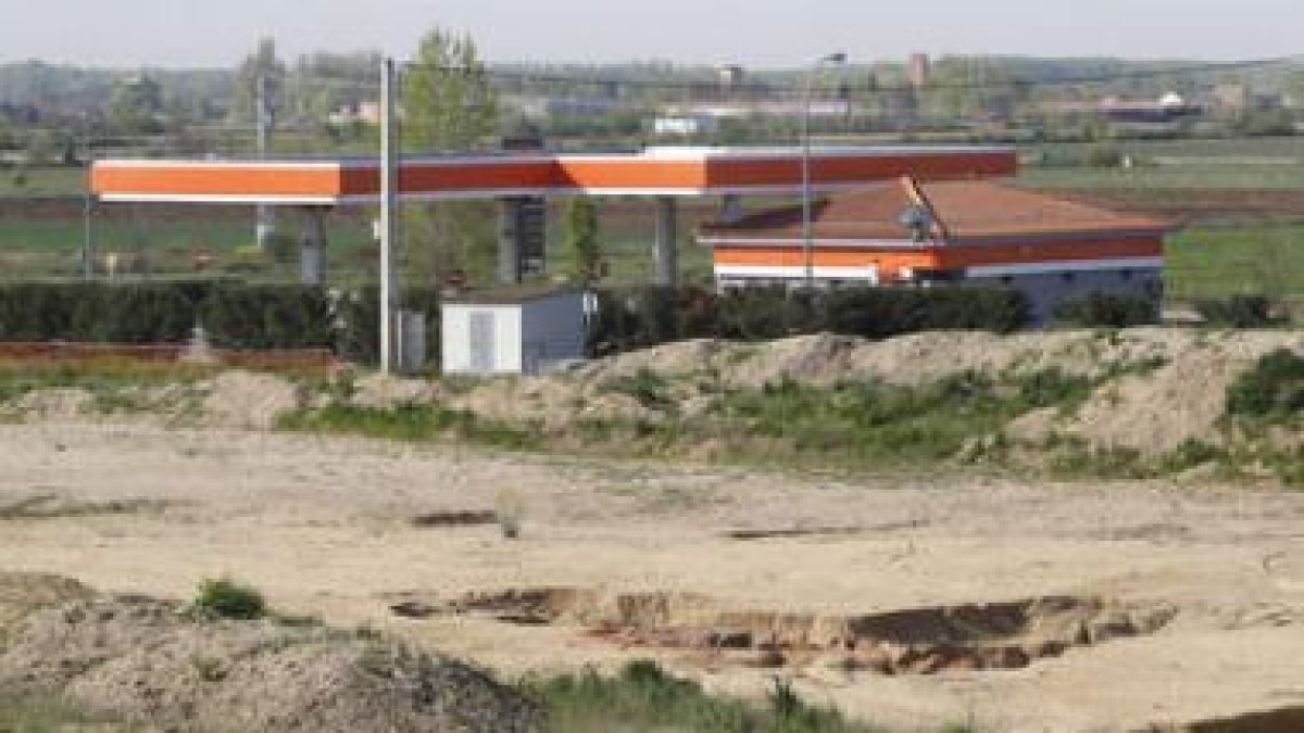 Los restos arqueológicos en el paso de la autovía, encajonados entre la N-601 y la ciudad de Lancia.