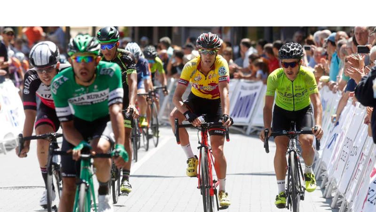 Óscar Fernández Brea, ciclista gallego del Supermercados Froiz, mantuvo el jersey amarillo en la última etapa, que llevó al pelotón hasta la ciudad de Astorga tras pedalear durante 92 kilómetros. FERNANDO OTERO
