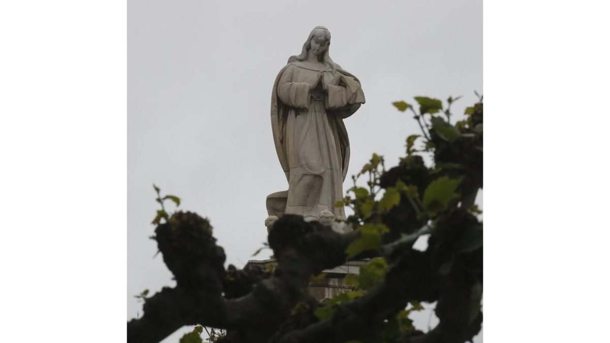 La escultura de la Inmaculada, en la plaza que lleva su nombre y que la ciudad conoce como la plaza Circular.
