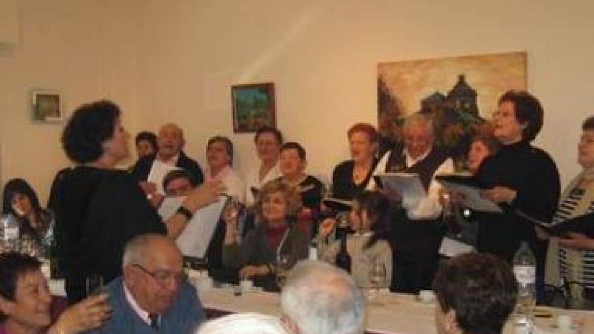 El coro de la localidad fue quien puso la música.