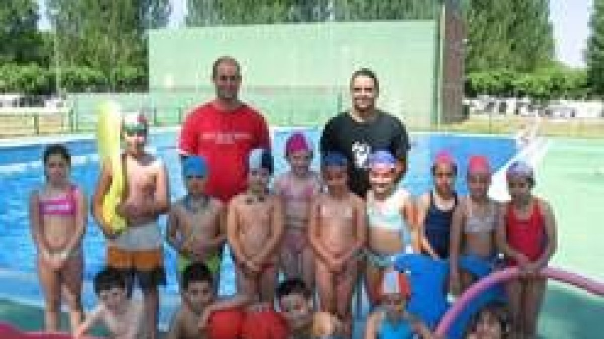 Varios de los niños que participan en los cursos de natación