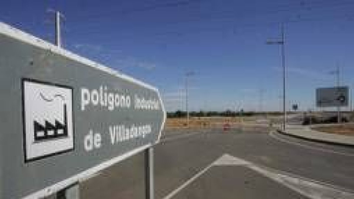 Entrada al polígono industrial de Villadangos, donde está la nave de la empresa Coreal