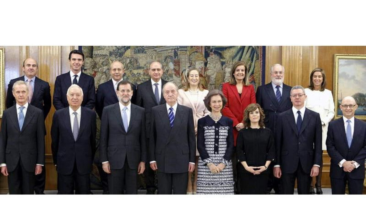 Los Reyes posan con Rajoy y los trece ministros, nueve hombres y cuatro mujeres, que forman su primer Gobierno y que juraron ayer sus cargos.