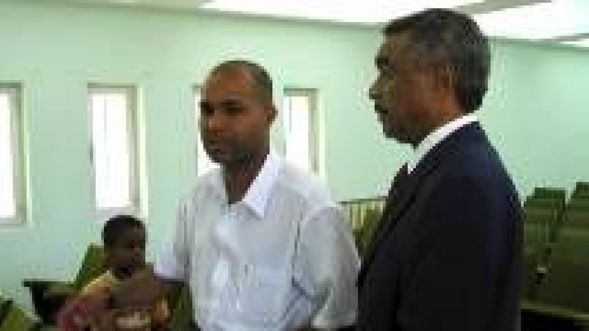 En la foto, el cónsul de Cabo Verde, Silvino Lopes, a la derecha, posa junto a un compatriota