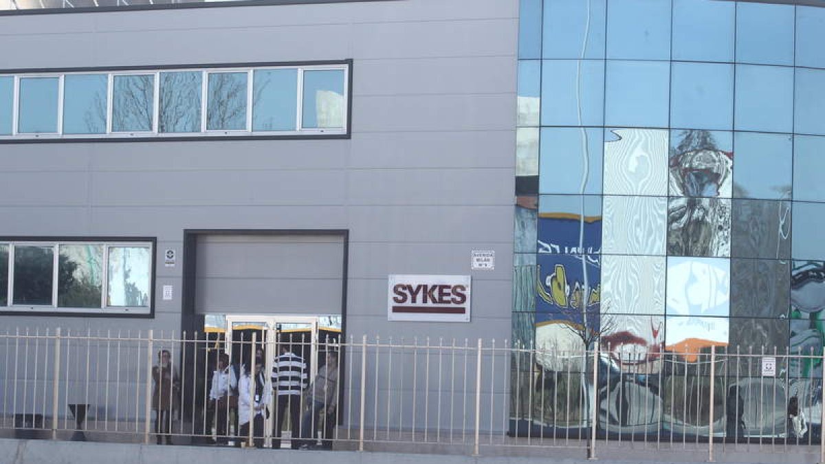 La entrada principal al centro de Sykes, en la avenida de Los Escritores de Ponferrada.