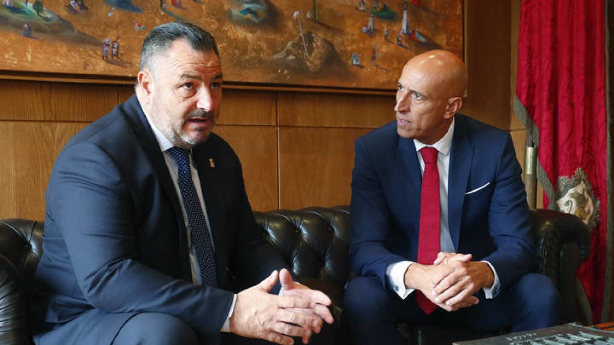 El presidente de la Diputación de León, Eduardo Morán, mantiene un primer encuentro oficial con el alcalde de la capital, José Antonio Diez