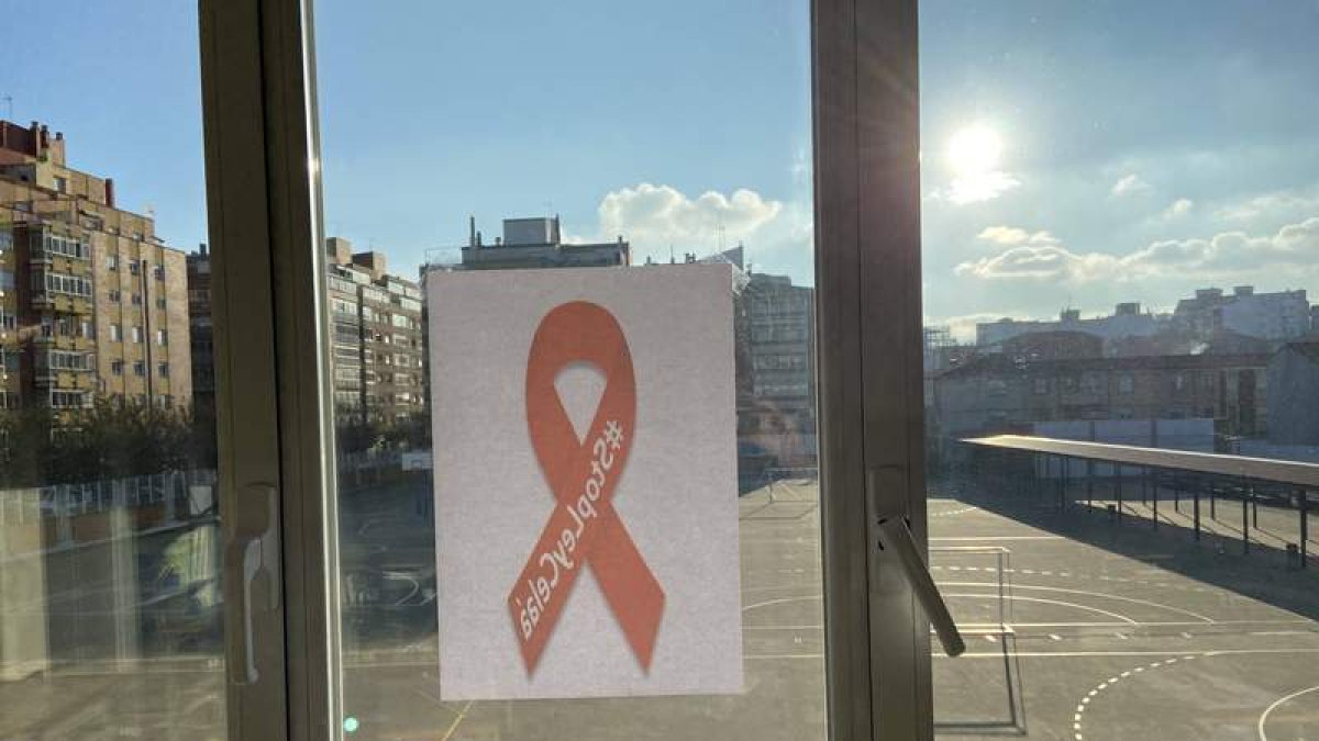 Imagen del lazo naranja de los centros concertados contra la Ley Celáa. RAMIRO