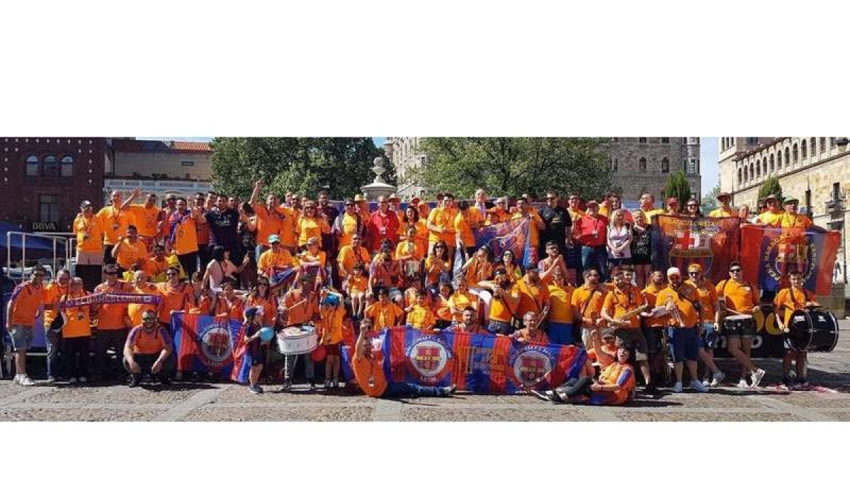 Foto de familia del encuentro de Peñas Barcelionistas de León y prvincia en la plaza San Marcelo antes de iniciar la rúa por la ciudad. J.M